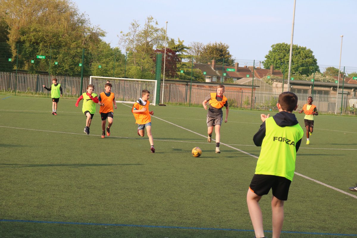 Last night's School Years 5-8 #PLKicks session at @TMCHull saw an impressive turnout! 🙌 Participants enjoyed their session in great weather, showing off impressive counter-attacks and tackles, with plenty of smiles for the camera! 😃 👉 Weekly Schedule: shorturl.at/uyEIJ