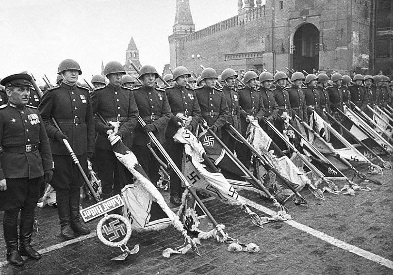 #taldiacomavui fa 79 anys el general Wilhelm Keitel signava la rendició de les tropes alemanyes davant el mariscal Zhukov de l'Exèrcit Roig. Es posava fi a la Segona Guerra Mundial a Europa. A partir de 1965 a l'URSS es va instituir la data com a celebració del Dia de la Victòria