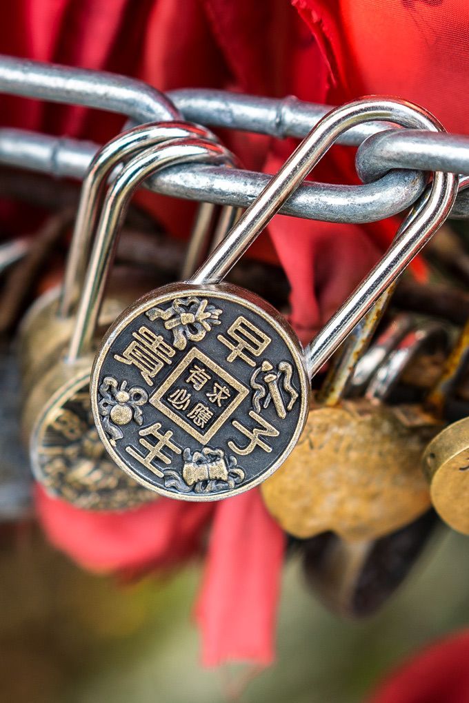 Lucky locks for good fortune in Zhangjiajie 🔒

#Zhangjiajie #Hunan #HunanProvince #TravelInspiration #Photography #China #VisitZhangjiajie