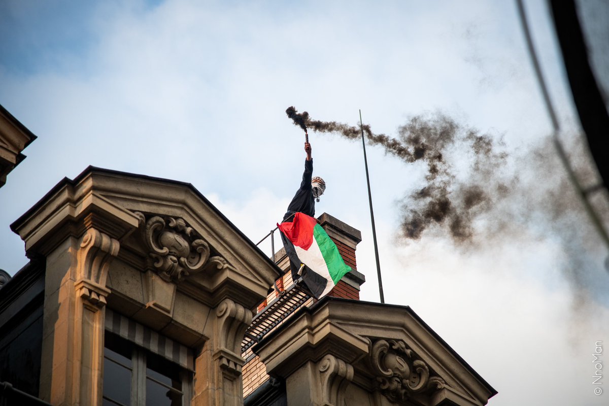 Le mouvement étudiant, en solidarité avec #Gaza prend de l’ampleur. Malgré la répression et les matraques, ils gardent la tête haute et ne baissent pas les yeux. Leur détermination et leur courage force le respect. Ils font honneur à notre humanité. ©️NnoMan - @encrage_photo