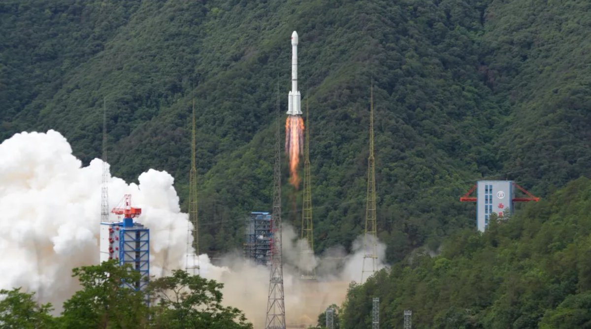 China launches its first medium Earth orbit broadband satellites spacenews.com/china-launches…