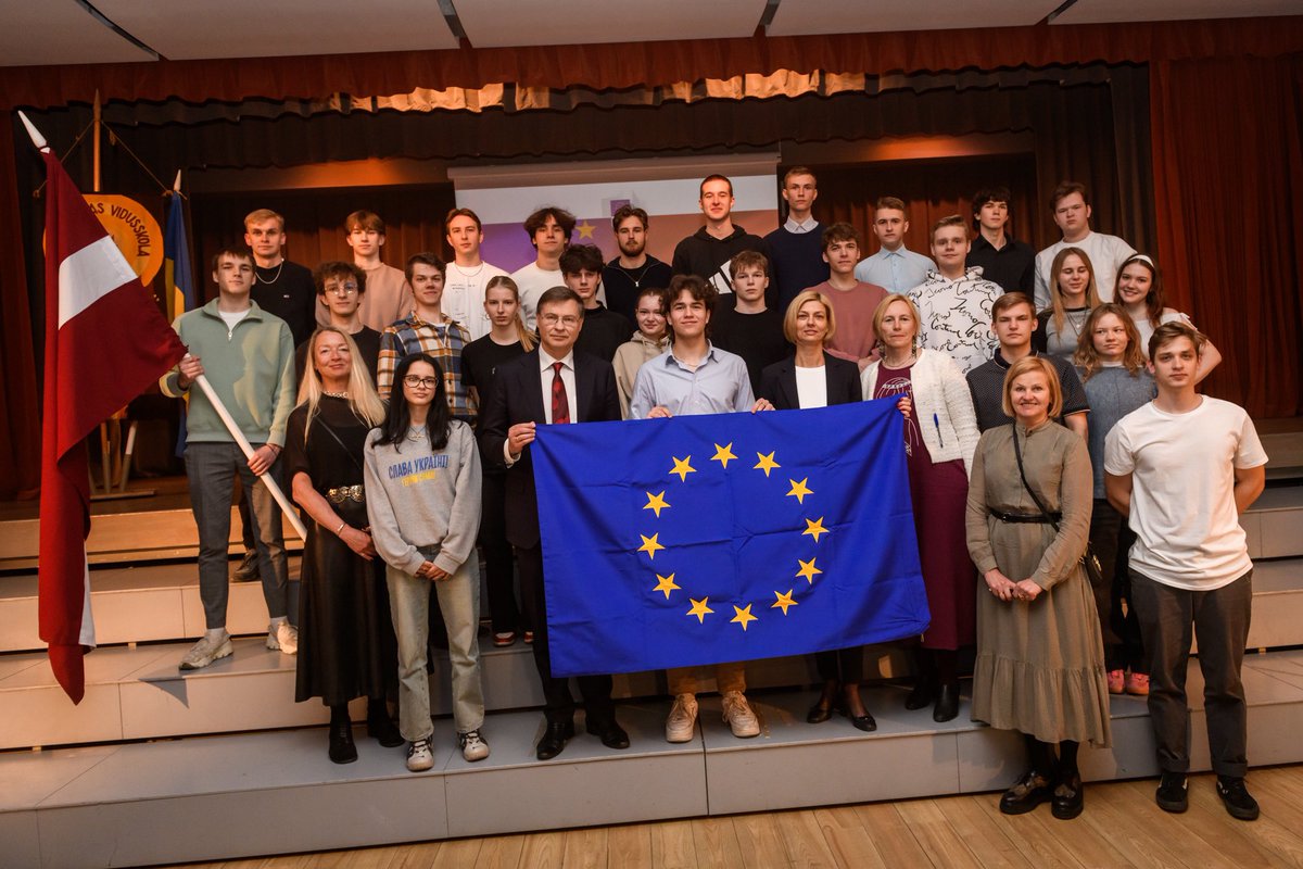 Prieks Eiropas dienā tikties ar Rīgas Teikas vidusskolas jauniešiem, kuri veidos Latvijas un Eiropas nākotni. Atskatījos uz Latvijas 20 gadiem Eiropas Savienībā un paveikto Ukrainas atbalstam. Uzklausīju jauniešu viedokļus par aktualitātēm un to risinājumiem.  #EuropeDay