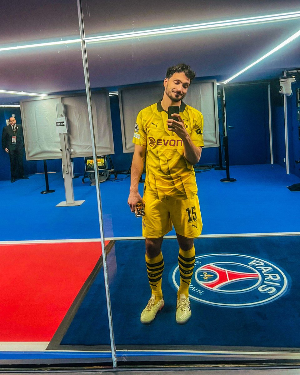 😂🤳 Mats Hummels really dropped a masterclass against PSG and then took a mirror selfie in the tunnel! 🫡