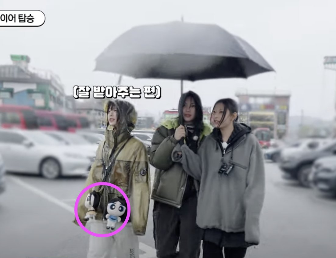 hanni lugging around dani and minji ppgs 
why is this so cute?!!