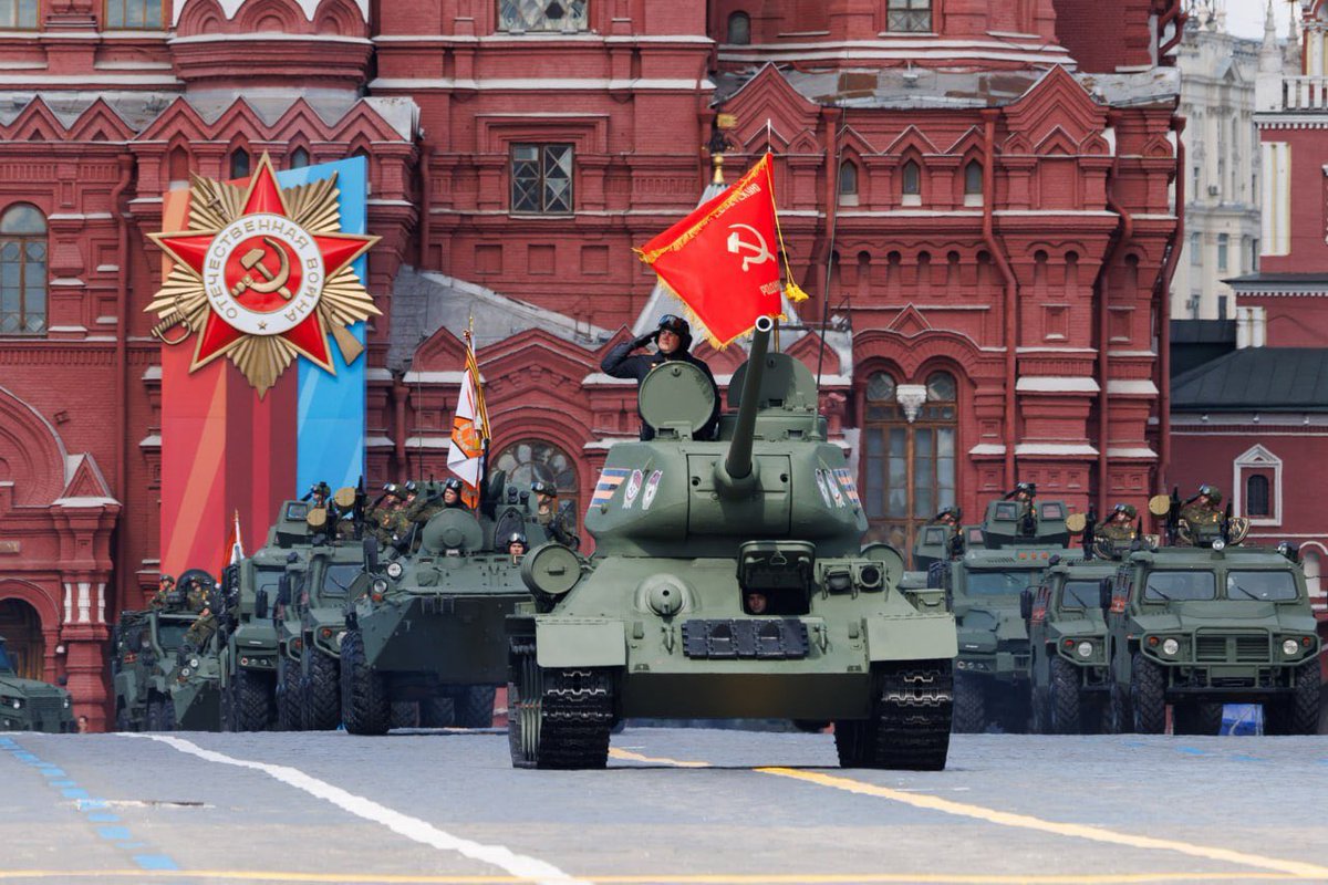 saintjavelin's tweet image. This single tank on the Victory Parade in Moscow must feel lonely. Where are all of his friends?