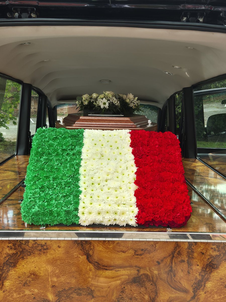 Jones_Funerals's tweet image. #FloralTributes from yesterday's #Funeral handmade by @Regentflowers 💐 A beautiful 2 foot white and green cross and an Italian flag 🇮🇹
