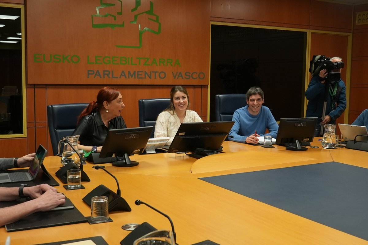 Comenzamos a trabajar en la hoja de ruta que seguirá la coalición #Sumar en la nueva legislatura del Parlamento Vasco porque Euskadi no se para y los problemas de la gente siguen ahí. ezker-anitza.org/reunion-de-la-…