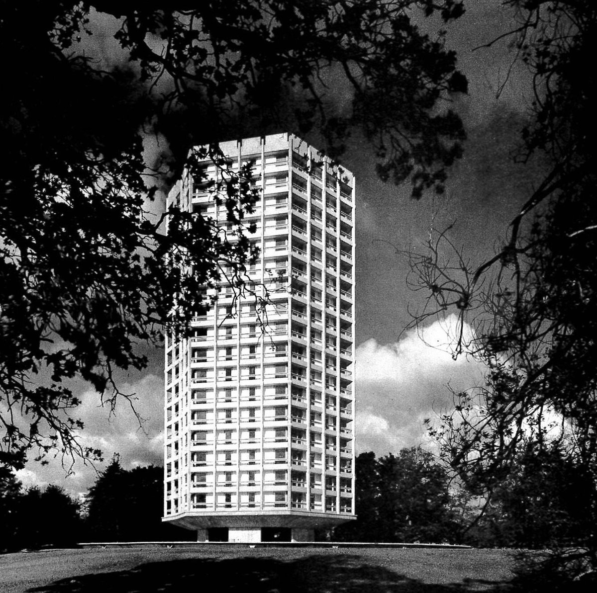 Point Royal, Bracknell 1964 Philip Dowson and Derek Sugden of Arup Associates bit.ly/3JxCKpp