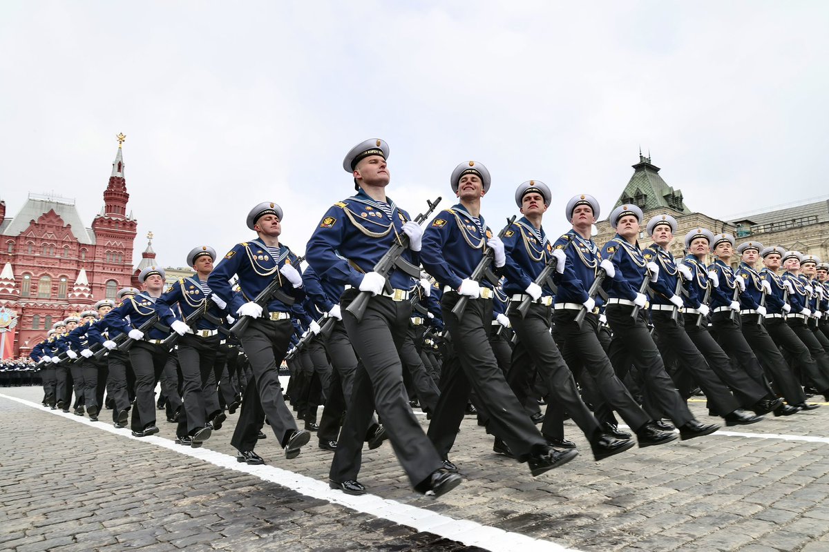 🇷🇺| Frente a las murallas del Kremlin, en el corazón de #Moscú, más de nueve mil soldados participaron este nueve de mayo en el Gran Desfile Militar, en ocasión del aniversario 79 de la victoria en la Gran Guerra Patria.
