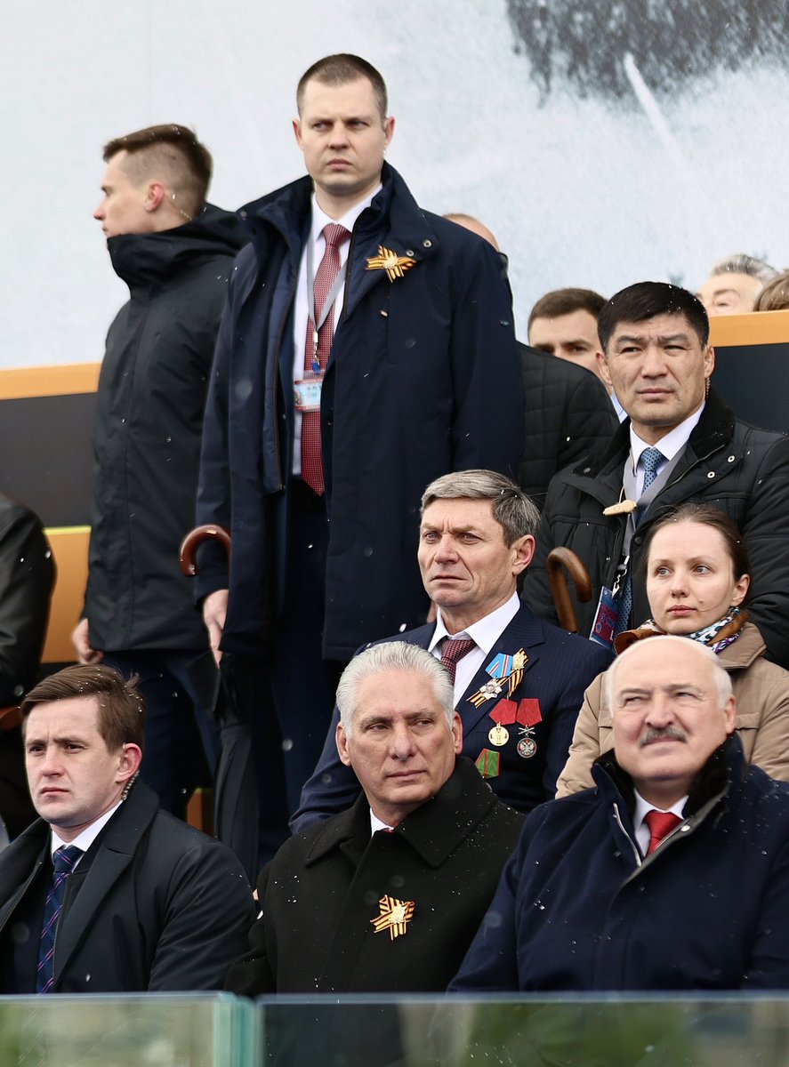 🇨🇺| En la Plaza Roja junto al anfitrión, el Presidente ruso Vladimir Putin, se reunieron líderes y personalidades mundiales. En el podio especial erigido para la celebración, estuvo el Primer Secretario del Comité Central del Partido y Presidente de la República, @DiazCanelB.
