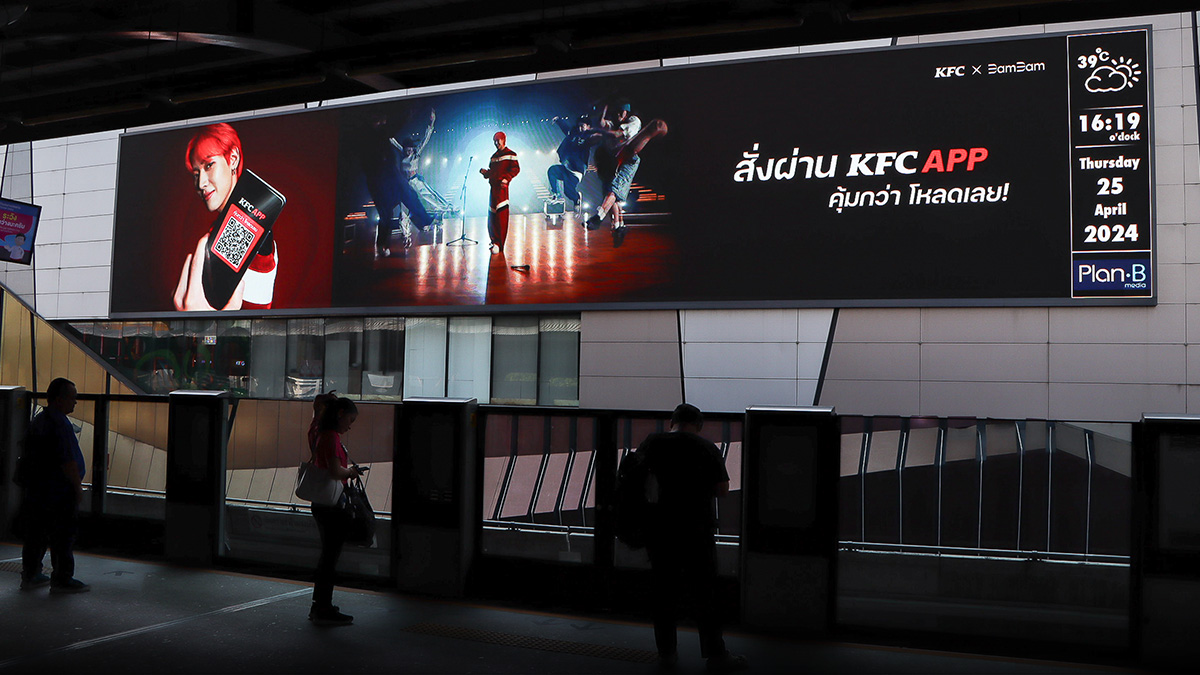 #KFC Thailand เปิดตัว “แบมแบม กันต์พิมุกต์” เป็น Friend of KFC คนแรกของประเทศไทย ฉลองครบรอบ 40 ปี โปรโมตผ่านสื่อนอกบ้านทั่วกรุง . ซึ่งแบมแบมเคยร่วมเล่นโฆษณาตัวแรกกับ KFC ในปี 2010 และในปีนี้ ก็ได้กลับมาร่วมงานกันอีกครั้ง #KFCxBamBam #BamBam #แบมแบม #뱀뱀 #พรีเซนเตอร์KFC