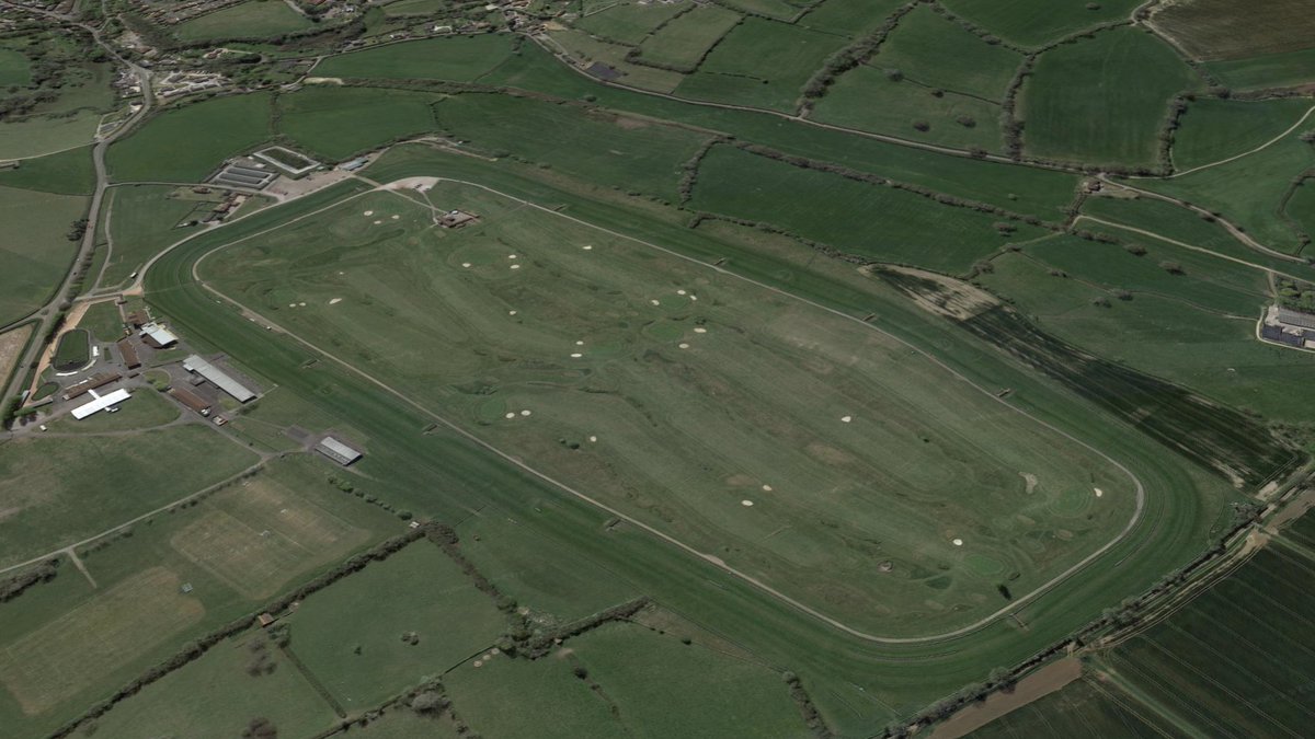 Good Morning ☀️   

Can you name the British Racecourse where the steeplechase fences are large, making it a good test of a jumper? 🧐

#BritishHorseRacing #GoogleEarth