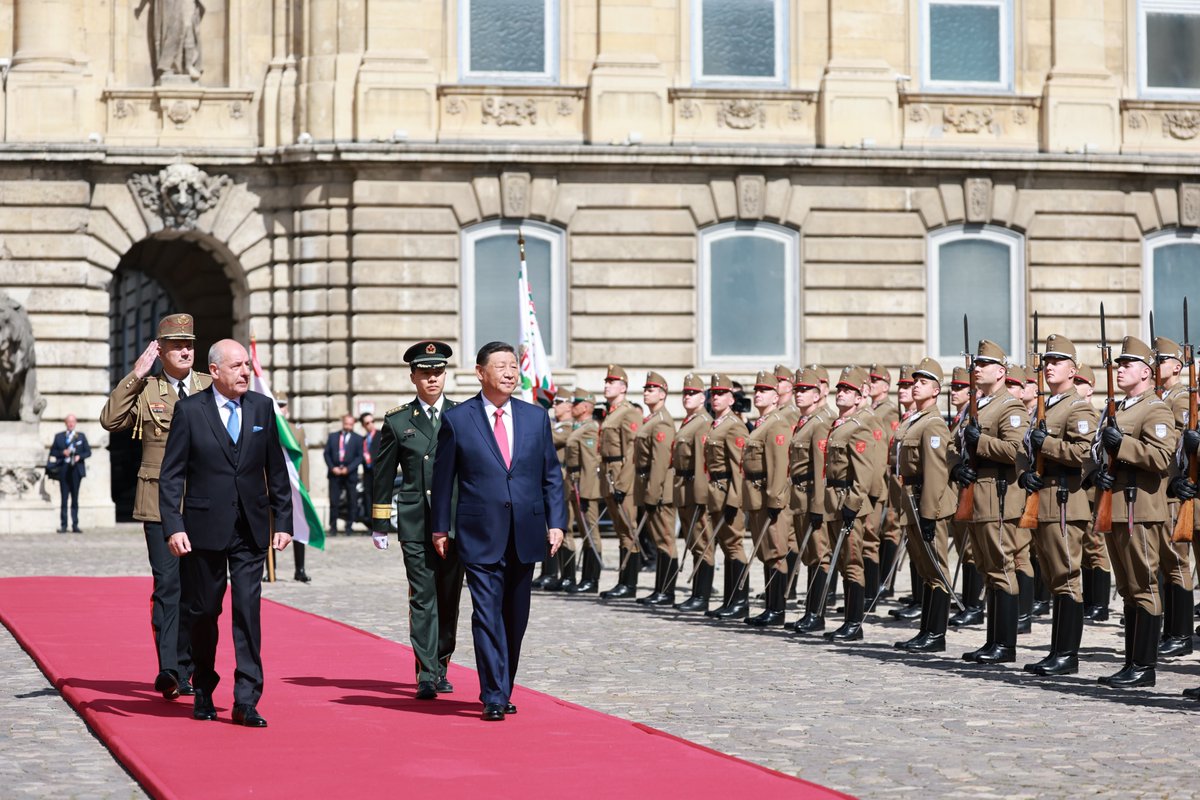 President Xi Jinping attended the welcoming ceremony jointly held by President Tamás Sulyokand Prime Minister Viktor Orban.