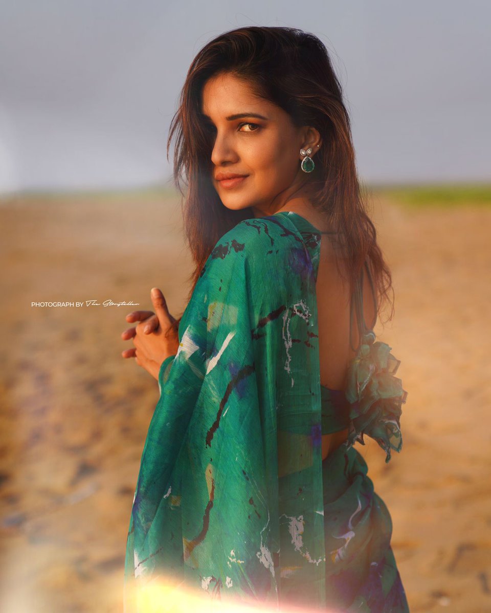 Actress #VaniBhojan lets our hearts leap with those Twilight eyes, Shining Aura, and Serene Looks that adorn the waves and clouds of dawn @vanibhojanoffl @teamaimpr