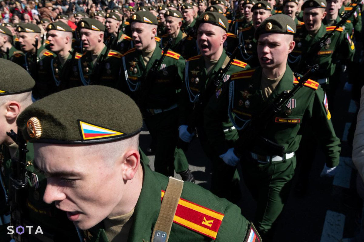 Это — парад Победы в Санкт-Петербурге. И здесь тоже был замечен флаг ЧВК «Вагнер». Фото: SOTA