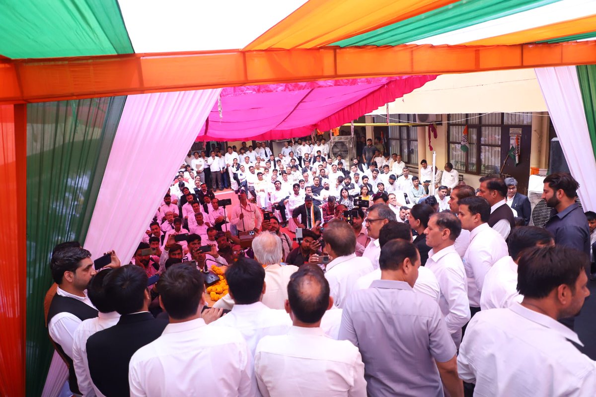 faridabadmp's tweet photo. आज फरीदाबाद के जिला बार एसोसिएशन Sec-12 कोर्ट में अधिवक्ता साथियों से मुलाकात कर इस न्याय की लड़ाई में आमंत्रित किया । 

सभी अधिवक्ता साथी गण तन-मन से लोकतंत्र बचाने की लड़ाई में साथ है। हम सभी लड़ेंगे और जीतेंगे 🇮🇳

 #faridabadvscorruptionpal 

@INCIndia @INCHaryana https://t.co/h7PbPil0nB