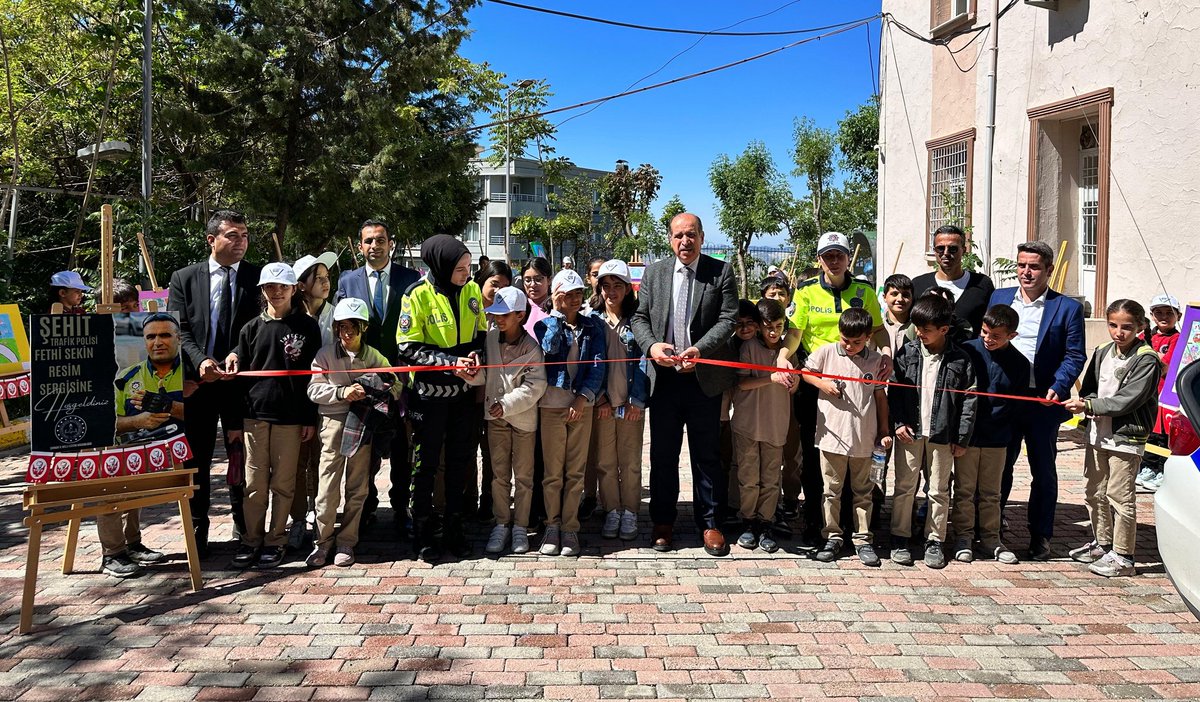 Trafik Haftası kapsamında öğrencilerimizin yaptığı resimlerin sergilendiği Şehit Trafik Polisi Fethi Sekin Sergisi; İl Millî Eğitim Müdürümüz Sayın İzzettin Aydın, trafik polislerimiz ve öğrencilerimizin katılımıyla gerçekleşti.

<a href="/tcmeb/">Millî Eğitim Bakanlığı</a> <a href="/Yusuf__Tekin/">Yusuf Tekin</a> <a href="/Cevdet_Atay/">Cevdet Atay</a> <a href="/izzetaydin01/">İzzettin AYDIN</a>