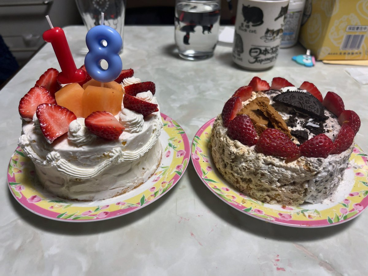 双子の娘の誕生日🎂
自分達でケーキ2つ作ってた(私が作れよって感じだがw)
18歳おめでとーう🥳🎉