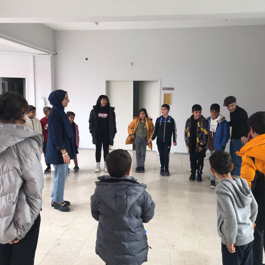 #Malatya'daki bir konteyner kentte yaşayan çocuklar, 'Depremden Etkilenen Çocukları Sanatla İyileştirmek' projesi kapsamında kentin güvenli alanlarında fotoğraf çekmeyi öğrendi. Proje sayesinde deprem bölgesinde yaşayan çocuklar sosyalleşebildi ve bunun onların iyileşmesi için…