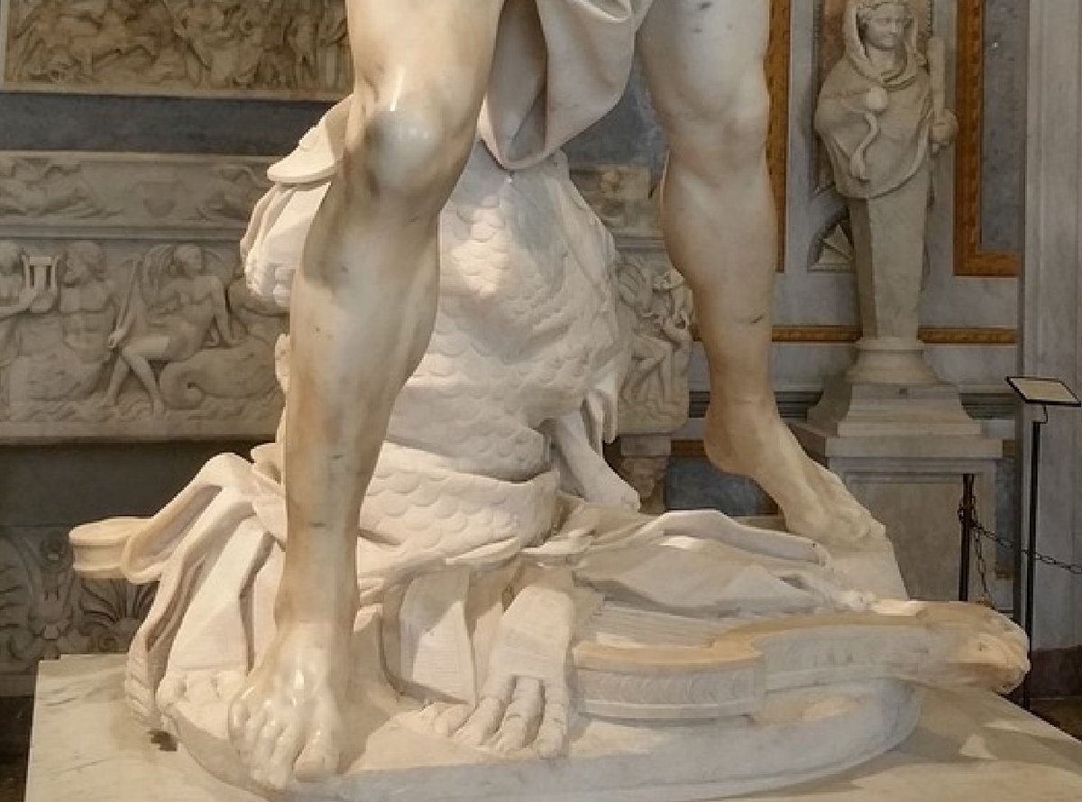 Vous connaissez probablement mais... Le sublime David de Bernini, sculpté en 1623. L'œuvre avait été commandée par le cardinal Alessandro Peretti Montalto mais il mourut et Scipione Borghese la reprit. C'esr sa seule des 4 sculptures créées pour Borghèse à avoir un sujet biblique
