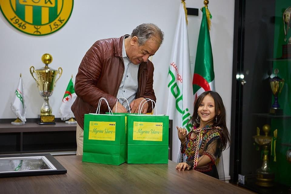jsk_tweet's tweet photo. La "Mascotte" Myrina a été reçue par le président de la JSK ce matin au siège du club.
#mobilis #Digitalcom #condor 💛💚 https://t.co/Xs2oFLhCUp