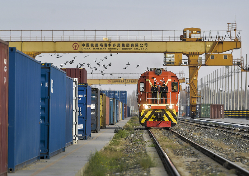 Horgos Port and Alataw Pass, two major railway ports in #Xinjiang, have handled more than 4,000 #China-#Europe freight train trips since the beginning of this year, accounting for over 40 percent of the national total.

A growing variety of Chinese-made goods, such as consumer…