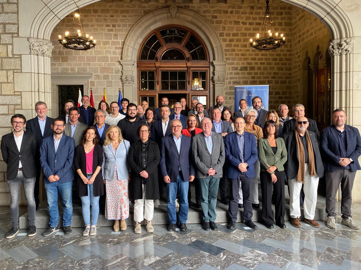 El Govern reforça el seu suport a la candidatura de Barcelona com a capital europea del comerç de proximitat El director general de Comerç, @Jordi_Torrades i la directora @ccamcat , @agnesrussinol, han participat en l’acte de suport a la candidatura. bit.ly/3yjW2fm