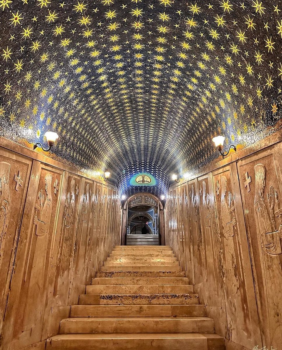 L'Abbazia di Montecassino è un luogo di altissima spiritualità, con una storia millenaria da conoscere. Il corridoio da percorrere per raggiungere la cripta è stupendo, la volta è affrescata con un cielo stellato ed un crocifisso. 📷 IG alessandro85f #VisitLazio