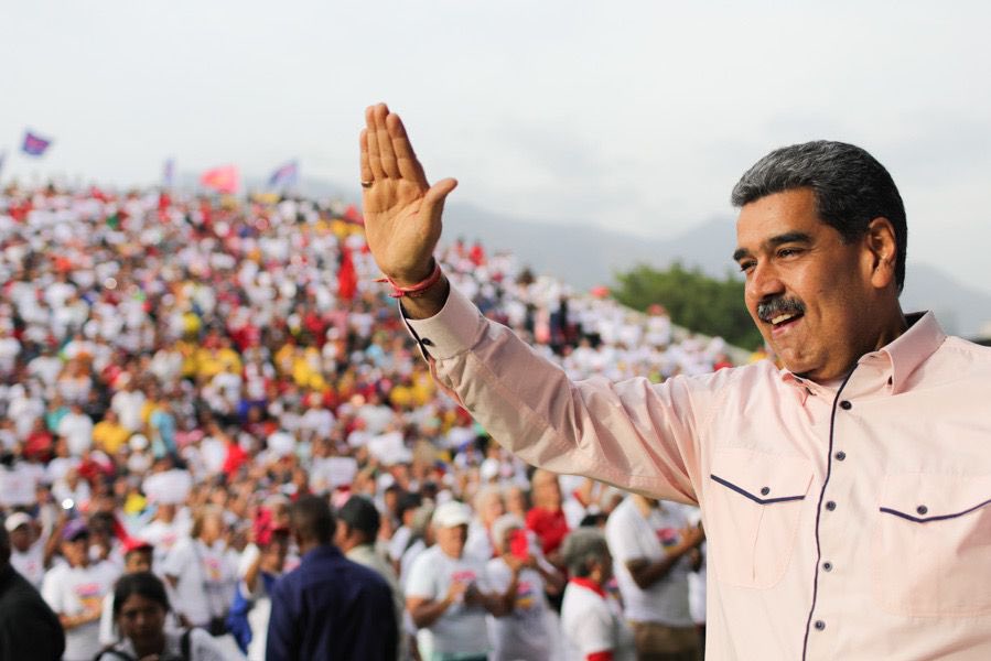 En esta jornada histórica, el Gobernador de Bolívar Ángel Marcano y sus Alcaldes Bolivarianos acompañan al Presidente @NicolasMaduro. ¡Cumpliendo la orden de Chávez: Comuna o nada. #NicoEsUnDuro @amarcanopsuv