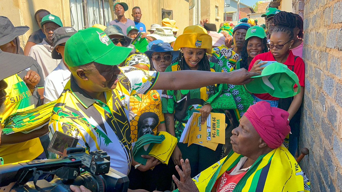 GautengANC's tweet photo. 𝗙𝗢𝗥𝗠𝗘𝗥 𝗗𝗘𝗣𝗨𝗧𝗬 𝗣𝗥𝗘𝗦𝗜𝗗𝗘𝗡𝗧 𝗗𝗗 𝗠𝗔𝗕𝗨𝗭𝗔 𝗢𝗡 𝗧𝗛𝗘 𝗖𝗔𝗠𝗣𝗔𝗜𝗚𝗡 𝗧𝗥𝗔𝗜𝗟⚫️🟢🟡

Alexandra is in a frenzy today as Former Deputy President Cde David Mabuza leads the ANC Campaign trail engaging with residents at 16th Avenue who say they will be proudly voting for ANC. 

#LetsDoMoreTogether
#VoteANC