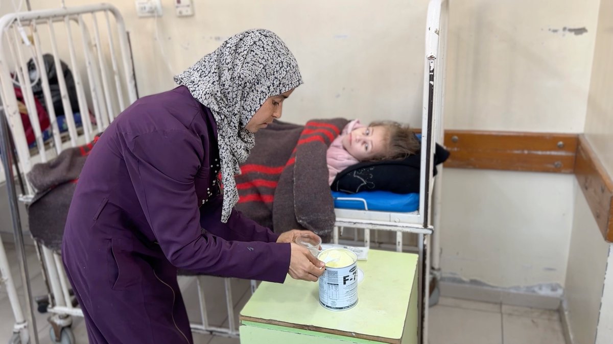 The war in #Gaza continues to cause unimaginable suffering. This 7-year-old girl, Jana, has severe acute malnutrition and dehydration. @WHO and partners successfully transferred her and her caregivers from Kamal Adwan hospital in the north of Gaza to the @IMC_Worldwide field…