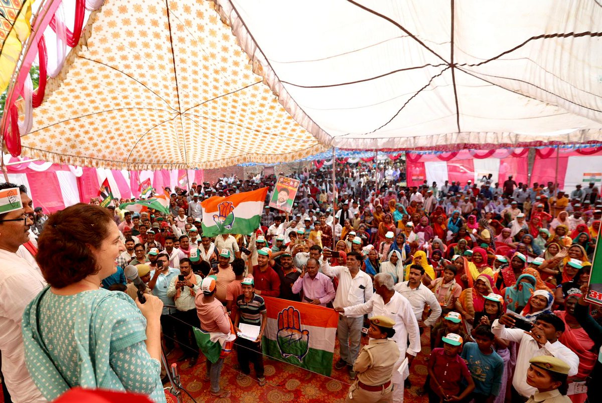 कांग्रेस महासचिव @priyankagandhi जी ने जनसंपर्क अभियान में जनता से संवाद कर कांग्रेस को वोट देने की अपील की। जनता ने ठाना है, कांग्रेस को ही लाना है। 📍 रायबरेली, उत्तर प्रदेश