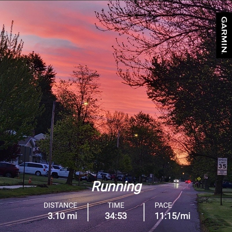 Beautiful sky this morning! 😍 This makes it easier to get out of bed for a run! Happy Thursday! #riseandrun #sunrise #medalchasers #running #5k #mayrunning #springrunning #thursdayrun