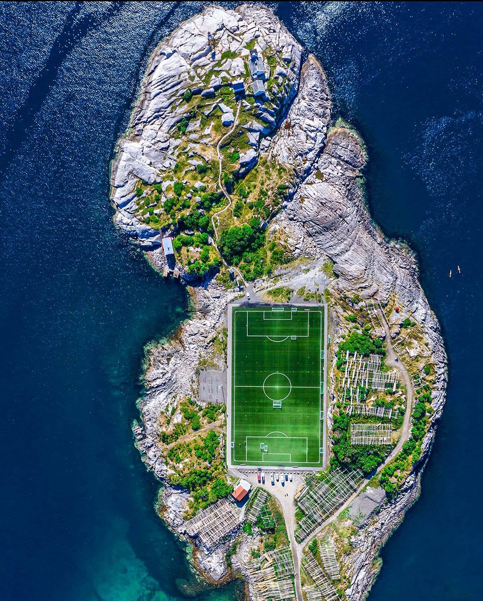 Nelle Isole #Lofoten si trova quello che è considerato il campo da calcio più bello del mondo, l’Henningsvaer Stadion.Costruito su un grande scoglio,dove non ci sono tribune ma gli spazi più esterni sono ricoperti dalle grandi rastrelliere che ospitano il merluzzo in essicazione.