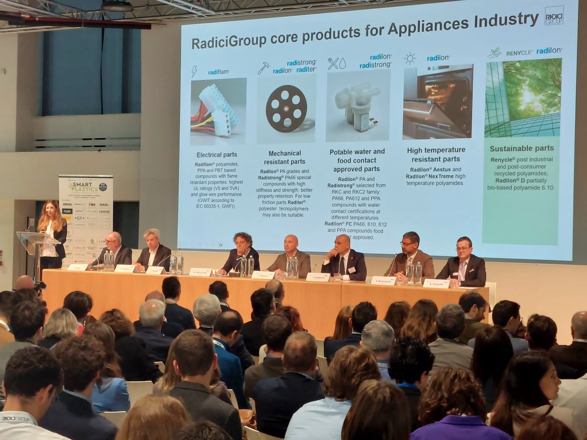 RadiciGroup's tweet image. Questa mattina Chiara Devasini, Global Marketing Focal Team Leader - Appliances ha presentato le soluzioni innovative di #RadiciGroup per il settore degli elettrodomestici in occasione dell&apos;evento SMART PLASTICS &apos;Tecnopolimeri a convegno&apos;.
#SmartPlastics #SmartPlastics2024