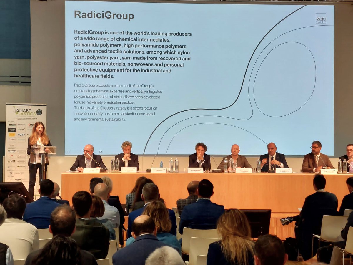 RadiciGroup's tweet image. Questa mattina Chiara Devasini, Global Marketing Focal Team Leader - Appliances ha presentato le soluzioni innovative di #RadiciGroup per il settore degli elettrodomestici in occasione dell&apos;evento SMART PLASTICS &apos;Tecnopolimeri a convegno&apos;.
#SmartPlastics #SmartPlastics2024