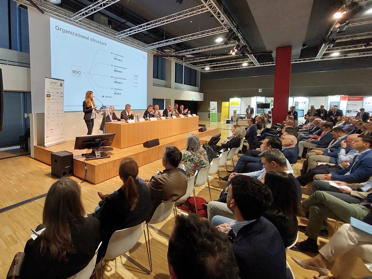 RadiciGroup's tweet image. Questa mattina Chiara Devasini, Global Marketing Focal Team Leader - Appliances ha presentato le soluzioni innovative di #RadiciGroup per il settore degli elettrodomestici in occasione dell&apos;evento SMART PLASTICS &apos;Tecnopolimeri a convegno&apos;.
#SmartPlastics #SmartPlastics2024