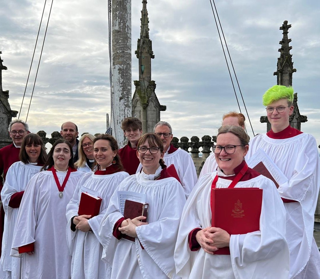 A really lovely 6.30 A.M service of Communion for Ascension Day, with the final hymn (and obligatory anthem) on the roof of the tower. Not all of the choir have a head for heights! Next year: let's get the choristers up there too. @HullMinster @HullMusicHub