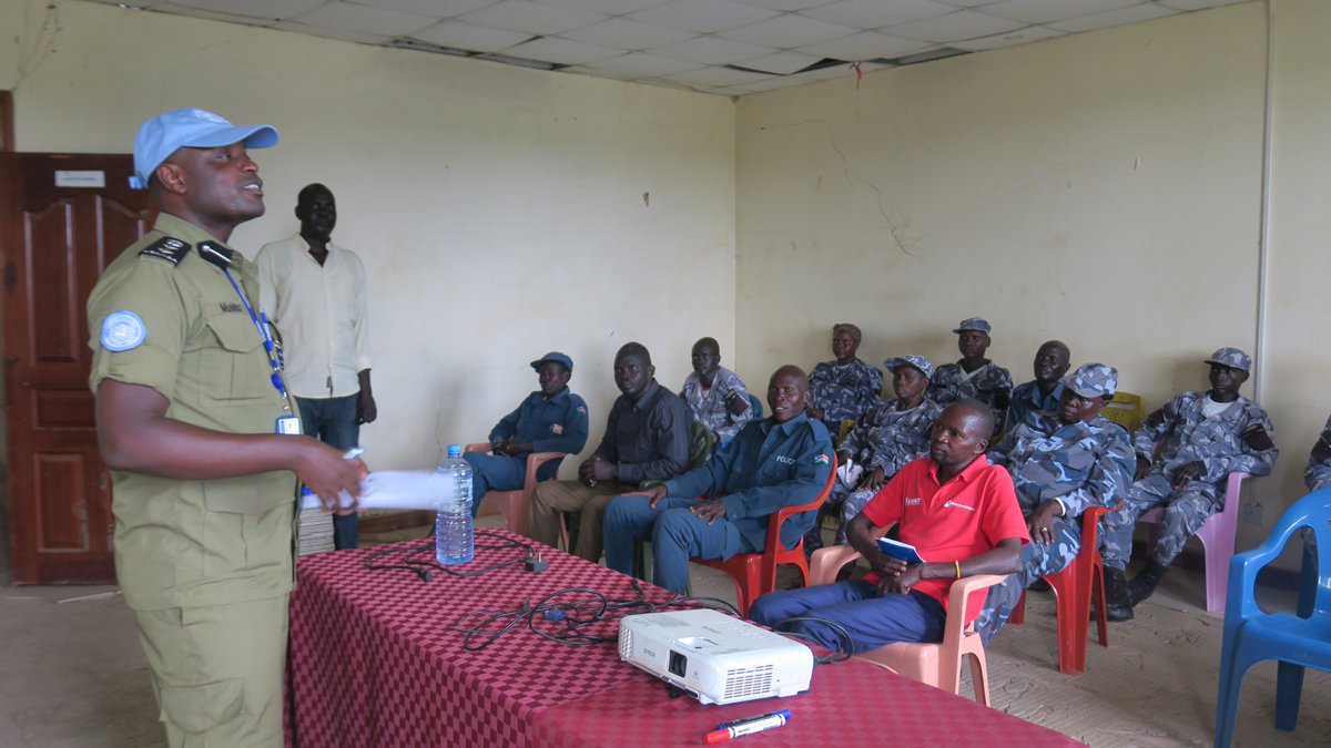 In Kapoeta🇸🇸, South Sudanese police officers enhance their capacities to deal with crimes related to livestock🐄 and transhumance, thanks to @UNPOL officers #ServingForPeace 🕊️with #UNMISS. For more, read 👉🏾bit.ly/3UA79bD #A4P