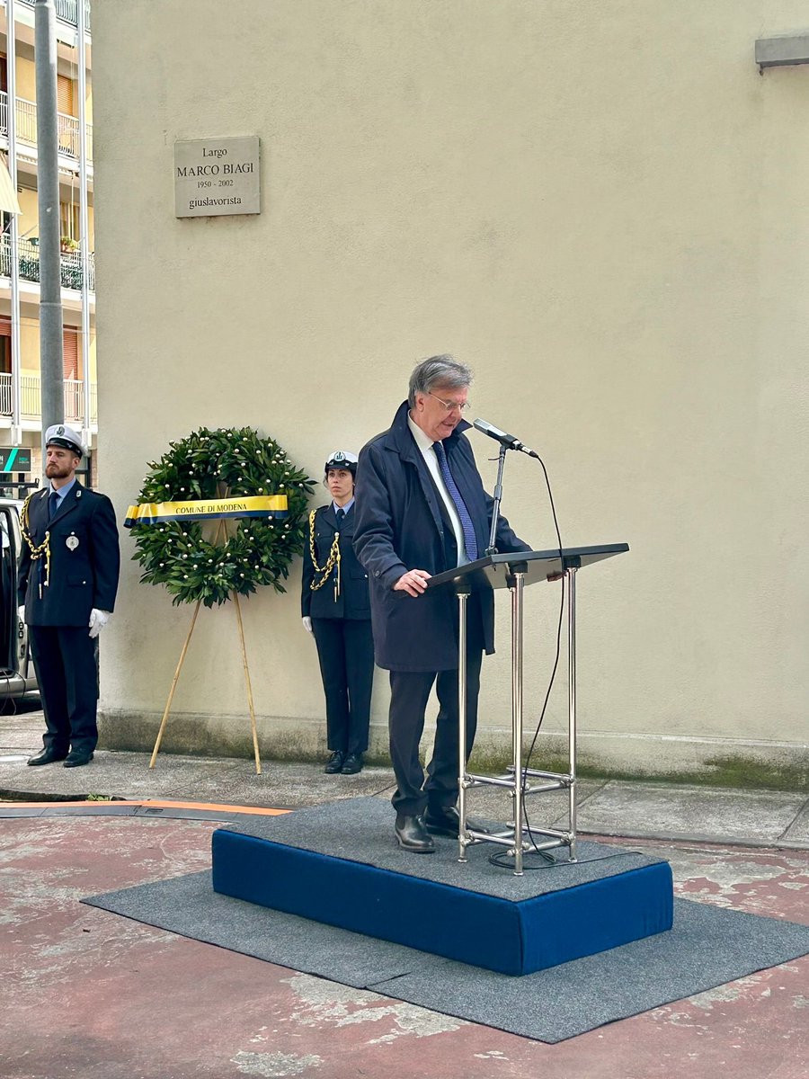 Stamattina nel “Giorno dedicato alla memoria delle vittime del terrorismo e delle stragi” il Rettore Carlo Porro ha partecipato alla cerimonia presso la <a href="/FMB_Modena/">Fondazione Marco Biagi</a> con la deposizione di una corona commemorativa per Marco Biagi, assassinato dalla Brigate rosse