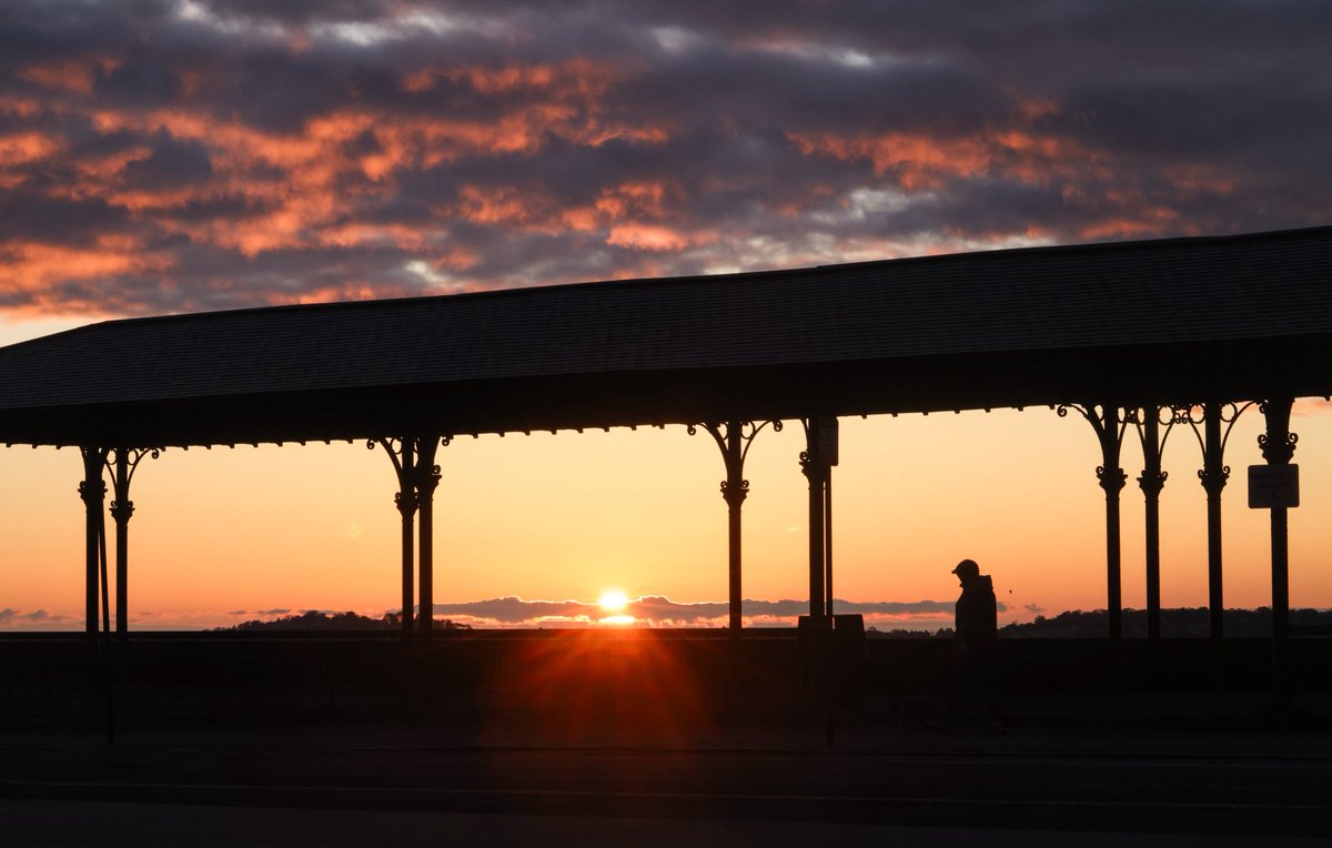 This morning’s sunrise is photographed from Revere Beach. Our weather forecast here -> nbcboston.com/weather/sunshi… 📸⁦@pictureboston⁩