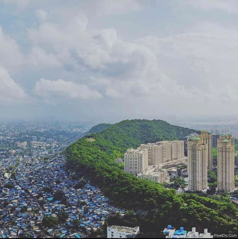 📸 Bu çarpıcı fotoğraf Mumbai’de çekildi ve bize çok şey öğretiyor 👇

📌 Mumbai yaklaşık 22 milyon nüfusa sahip. Halkın yüzde 54’ü gecekondularda ve kaçak, güvenliksiz yapılarda yaşıyor.

📌 Gecekondu bölgesi şehir alanının sadece yüzde 5’ini kaplıyor. Yani şehrin yüzde 54’ü…