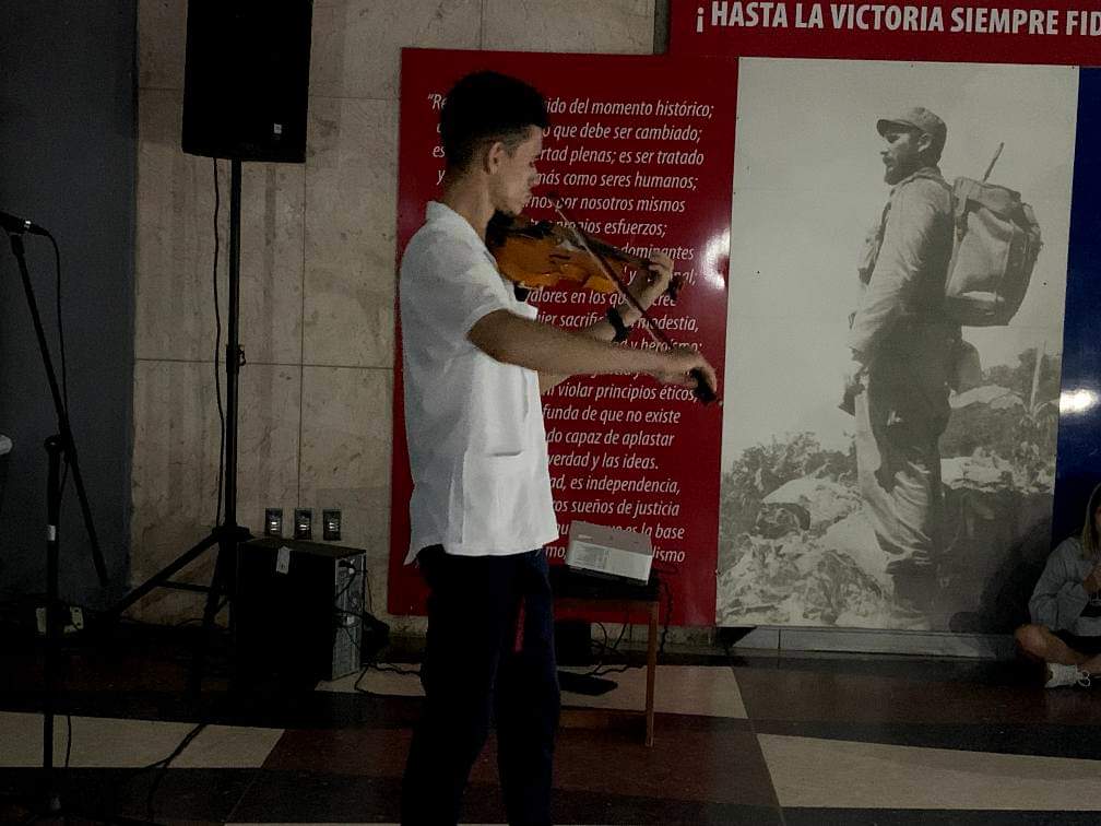 Catalejo_Stgo's tweet photo. Emotiva cantanta “Mi Voz por Palestina” protagonizada por nuestros estudiantes de la Universidad de Ciencias Médicas de Santiago de Cuba y la Universidad de Oriente. Cuba, donde el incansablemente compromiso de nuestros jóvenes con la causa #palestina 🇵🇸 no cesará
#FreePalestine https://t.co/A4WDVGkSug