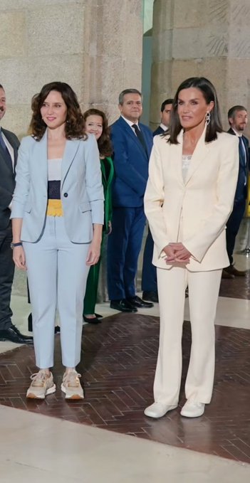 La agenda de la Reina Letizia continúa a pesar de su lesión en un pie. Ayer, visitó un centro de integración de personas con dificultades cognitivas y se hizo fotos con ellos.