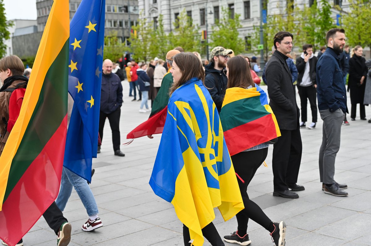 While celebrating #EuropeDay, we recognize those who have promoted democratic values and strengthened #Lithuania's ties with the 🇪🇺. Great honor to award H.E. Valdas Adamkus, former President of 🇱🇹, for his extraordinary contribution to our 20 years of success in the Union