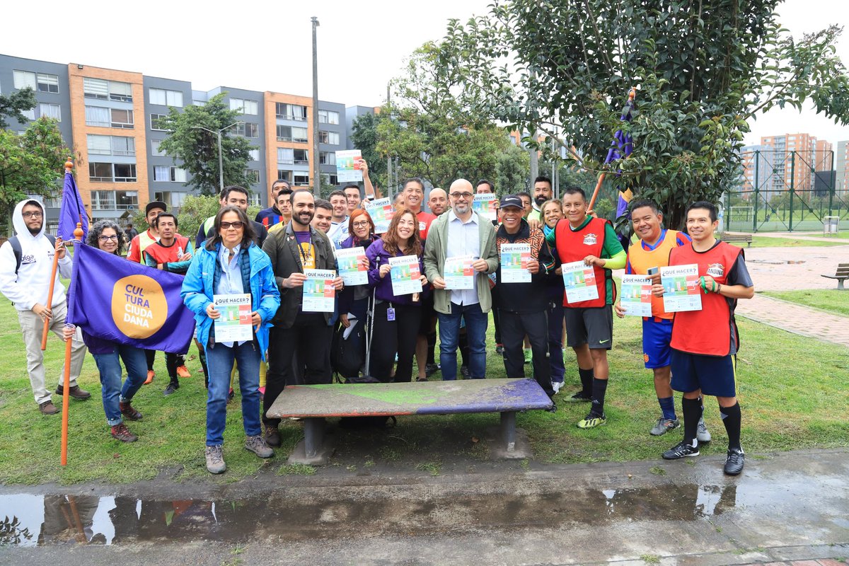 ¡Seguimos recorriendo los barrios de Bogotá con la campaña #JuntosPorElAgua! #AEstaHora el secretario @santitrujillo8 en compañía de @BogotaParticipa, @idipronbogota y la @filarmonibogota realizan un reconocimiento a los cinco sectores más ahorradores de la ciudad.