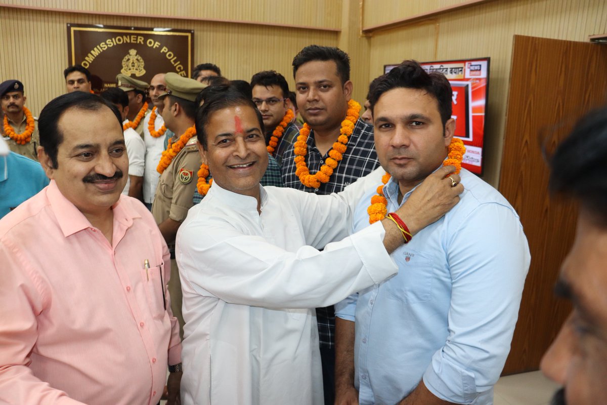 थाना बीटा-2 पर पंजीकृत हत्या के अभियोग का सफल अनावरण करने पर ब्राह्मण समाज महासंघ व अखिल भारतीय वैदिक ब्राह्मण महासंघ द्वारा <a href="/CP_Noida/">CP Noida</a> को सम्मानित कर धन्यवाद ज्ञापन दिया गया व अनावरण में शामिल टीम को सम्मानित किया गया।