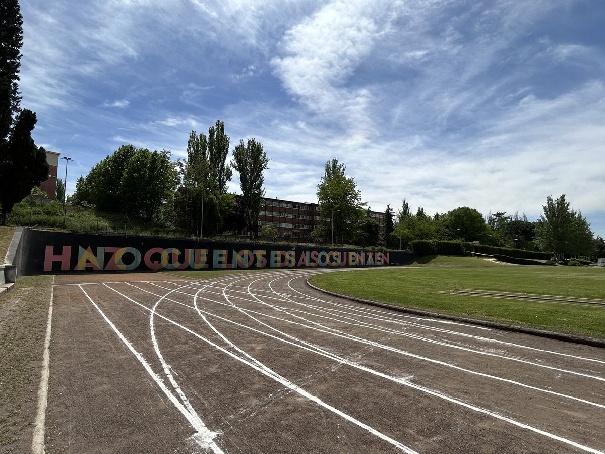 Cada vez que llegan estos días de mayo y viajamos en el tiempo para regresar a la vieja pista de ceniza de @unicomplutense de Madrid tenemos la sensación de entrar en una catedral. La pista ya luce sus mejores galas esperando que llegue el sábado ❤️