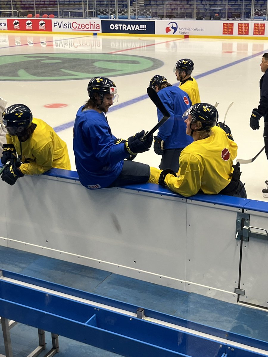 Erik Karlsson och Fabian Zetterlund snackar igenom läget inför Tre Kronors träning i VM-arenan i Ostrava.