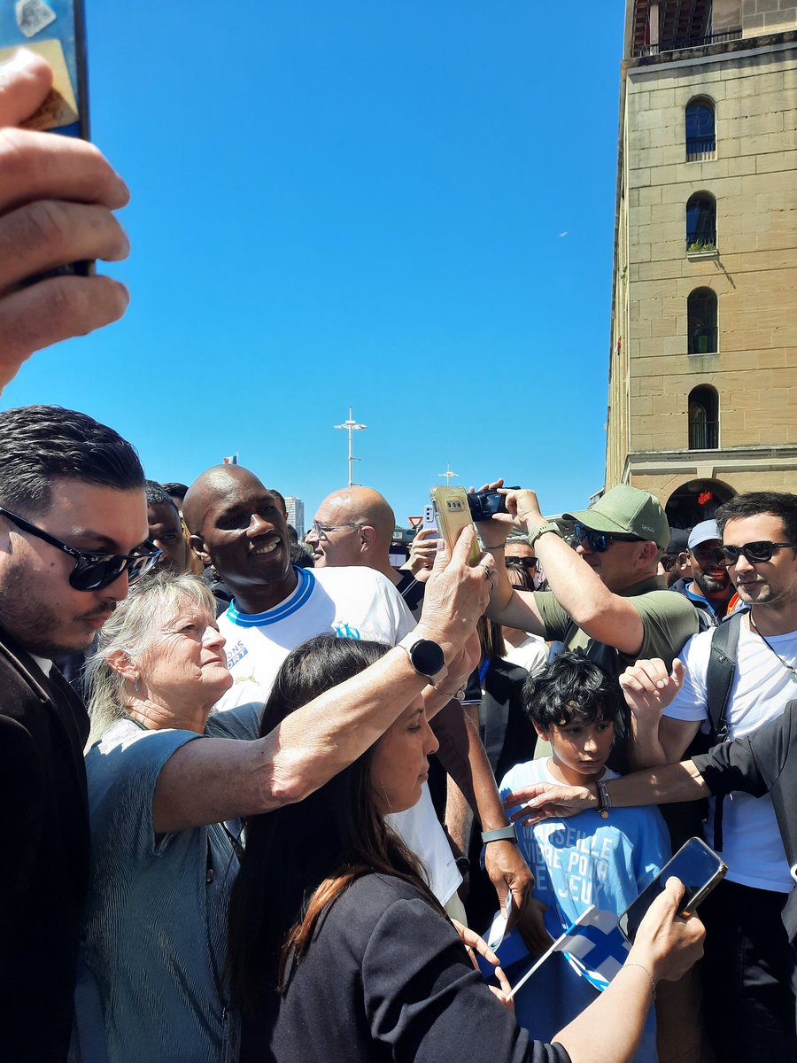 La flamme arrive devant l'hôtel de ville de Marseille avec un comité d'accueil où on retrouve notamment @TonyEstanguet et Didier Drogba et c'est la folie #FlammeOlympique